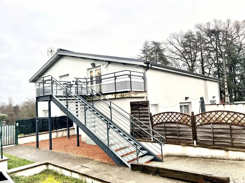 Bureaux à la location au milieu d'un écrin de verdure 