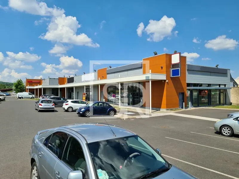 ETAT EXCELLENT - LOCATION LOCAL COMMERCIAL - RETAIL PARK - 63200 MOZAC