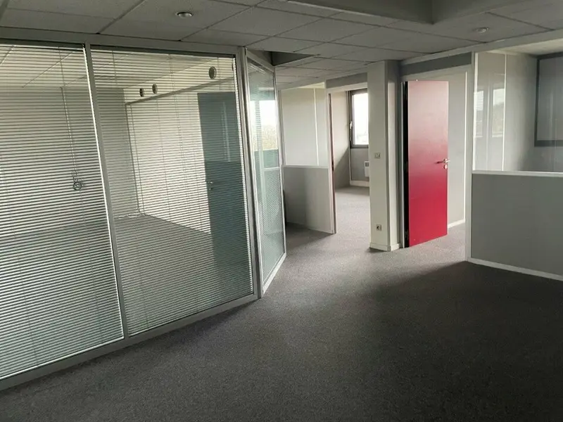 A louer Bureaux 131m² Saint-Quentin-Fallavier