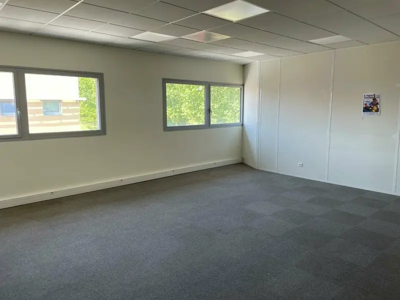 A louer Bureaux 84m² Saint-Priest