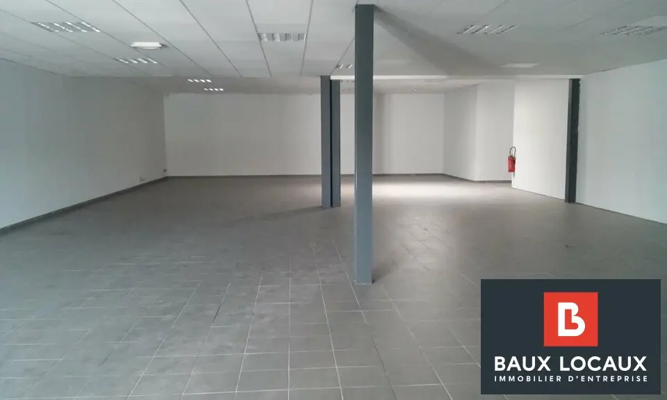 ENTREPOT DE STOCKAGE ET BUREAUX PROCHE CAPSUD 374 M²