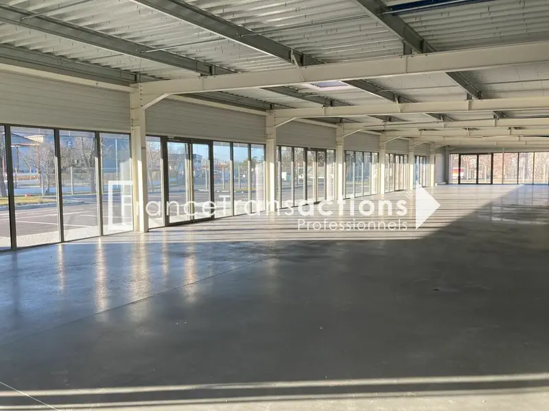 A LOUER LOCAL COMMERCIAL 480 M² BELLES PRESTATIONS COLOMIERS