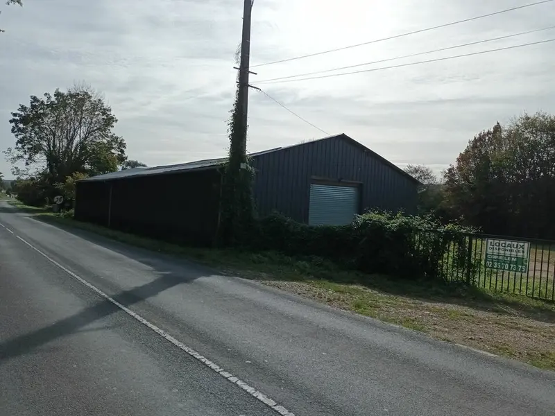 A louer entrepôt avec bureaux sur grand terrain clos.