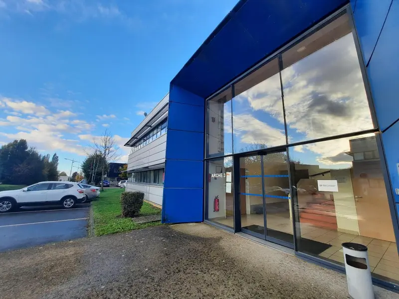 BUREAUX + PARKING - Double porte d'accès - Sanitaires PMR.