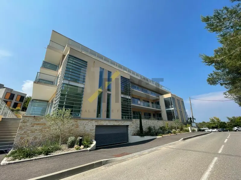 A LOUER DANS UN IMMEUBLE NEUF 226m2 DE BUREAUX À SOPHIA ANTIPOLIS