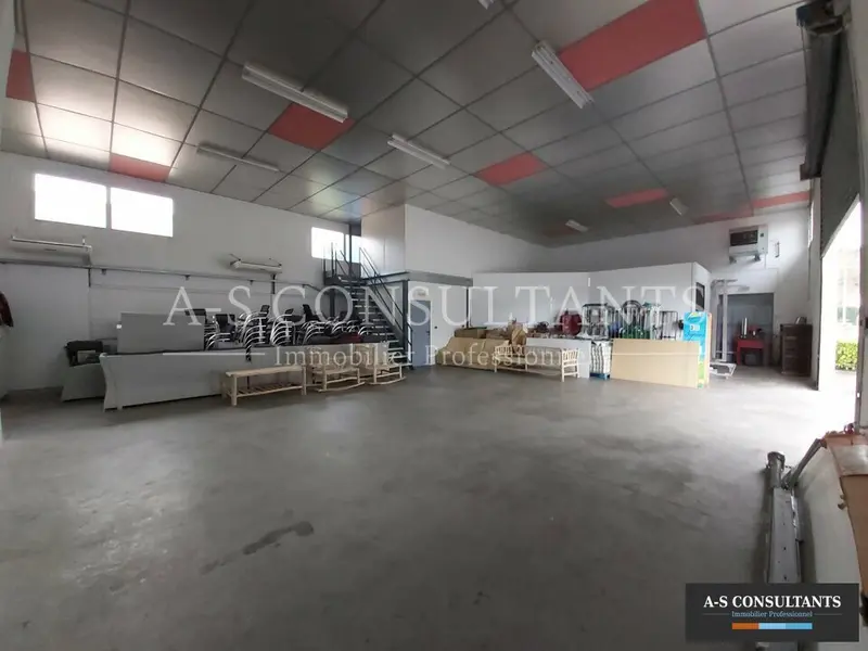 A louer Locaux d'activité 330m² Toussieu