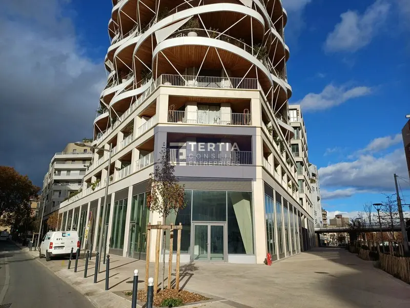 MONTPELLIER CENTRE - A DEUX PAS DE LA GARE - LOTS DE COMMERCES NEUFS