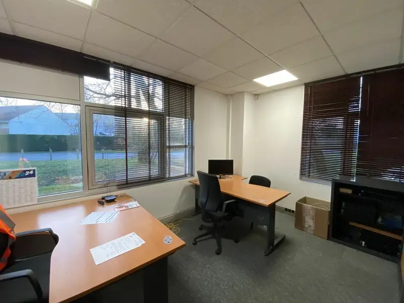 A LOUER BUREAUX PESSAC 450M² EN RDC