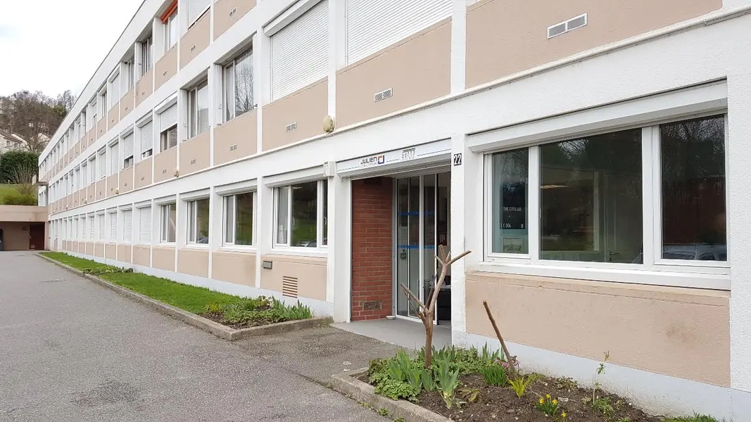 LOCAL ORIGINAL COMPRENANT 300 M² DE BUREAUX ET 400 M² DE RESERVES.