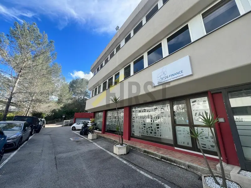 BUREAUX À VENDRE DE 213m2 EN RDC AVEC VITRINE À SOPHIA ANTIPOLIS