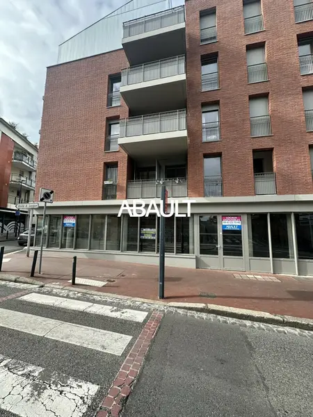 TOULOUSE AVENUE CAMILLE PUJOL SUPERBE LOCAL D'ANGLE A LOUER